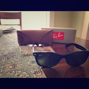 Authentic brand new Ray Ban New Wayfarers(2132)!